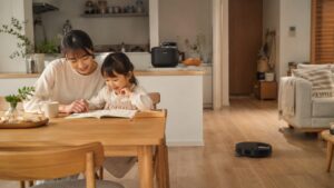 ロボット掃除機と自動調理鍋を使いながら子どもと過ごす日本人の母親