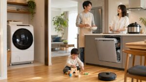 洗濯乾燥機や食洗機、ロボット掃除機、自動調理鍋を活用する日本人家族